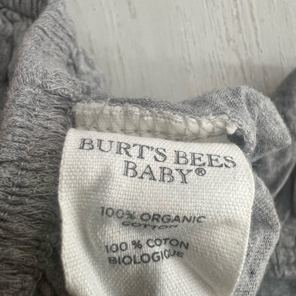 Burt's Bees Baby Bassinet Sheet 2-Pack in Grey & White 2-Pack - Picture 4 of 5